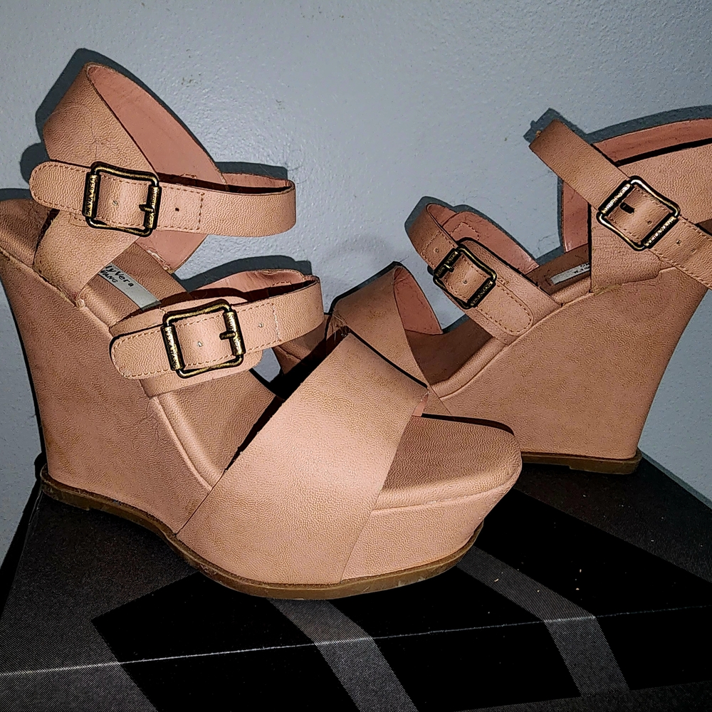 Simply Vera Vera Wang Tan Wedge Sandals Architectural Design